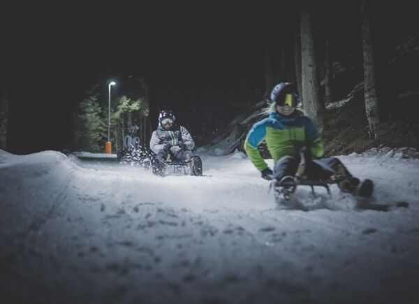 Emozioni notturne a Vipiteno sulla pista da slittino più lunga d’Italia, a poca distanza dall’hotel Gassenhof.