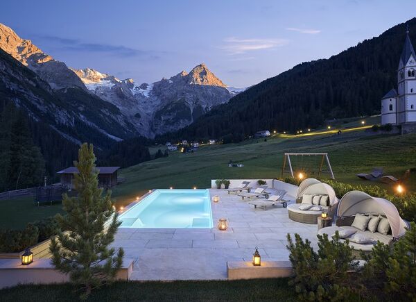 Stelvio, protagonista dell’estate la nuova piscina panoramica immersa nel verde dell’Hotel Bella Vista di Trafoi