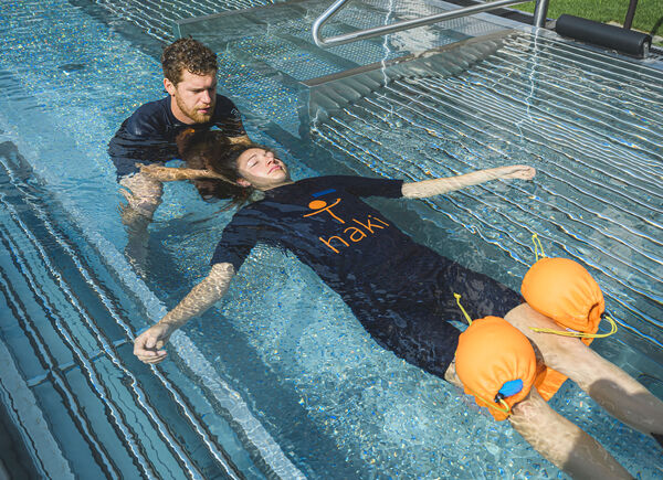 Il potere dell’acqua e l’arte del tatto nel nuovo trattamento "haki® Flow" nei Quellenhof Luxury Resorts