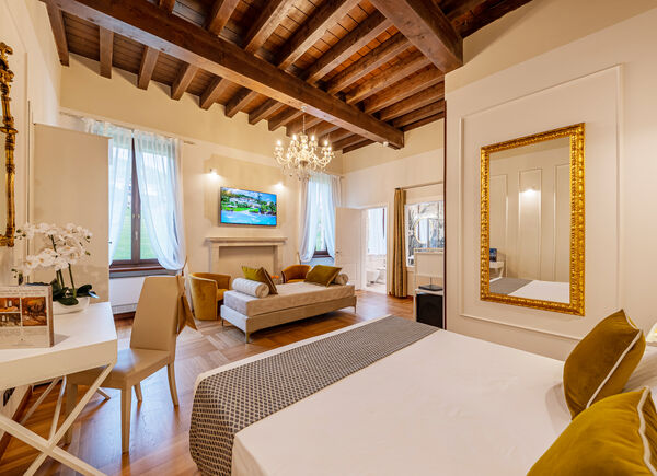 Design leggero e contemporaneo nelle dodici Suites rinnovate a Villa Cariola