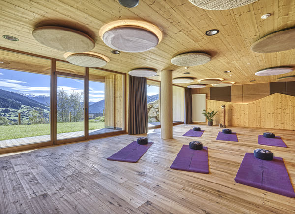 Yoga e meditazione con la spa manager Martina Volgger al Wellness Hotel Gassenhof: vantaggi e benefici del rigenerarsi in mezzo alla natura