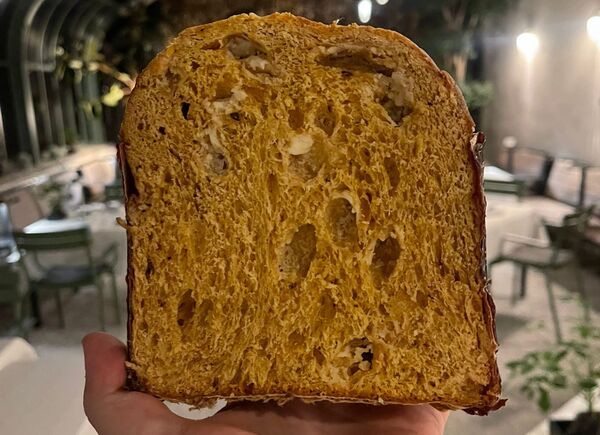 Panettone al miso e cioccolato bianco: al ConTanima di Bolzano, chef Dario Tornatore reinventa il grande classico.