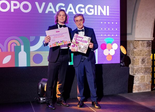 Riccardo Cotarella consegna a Jacopo Vagaggini il titolo di “Miglior Giovane Enologo Italiano”.