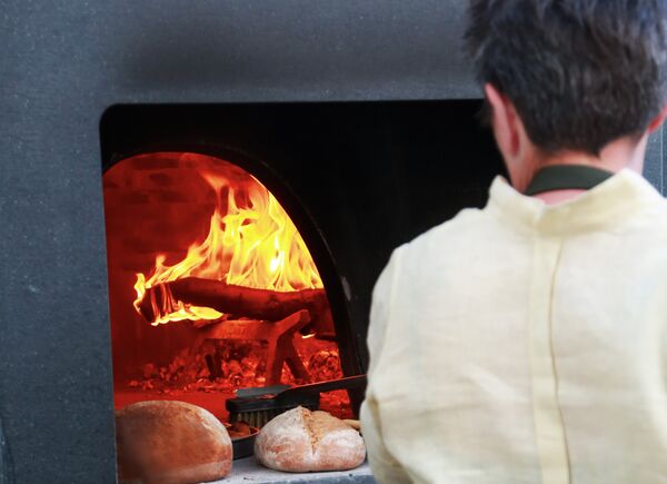 Gusti autentici e cotture antiche alle Serate del Fuoco di W Villadorata Country Restaurant. 