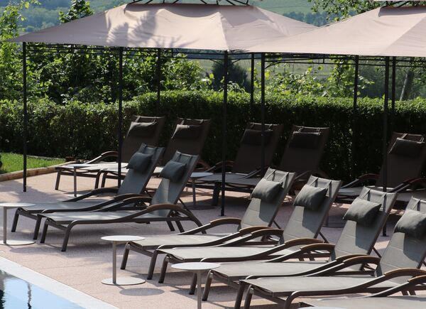 L’estate del Relais Almaranto tra piscina, cucina outdoor e il primo Asado all’aperto del Piemonte.