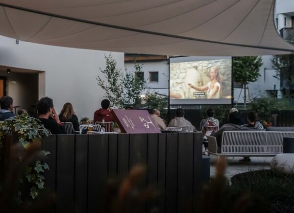 Estate di cultura e divertimento ad AMA Stay tra musica live, cinema all'aperto e il nuovo AMA Market