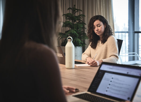 Ad AMA Stay l’ospitalità è cosmopolita: una finestra sul mondo nel cuore dell’Alto Adige con un team giovane e internazionale proveniente da 10 Paesi diversi