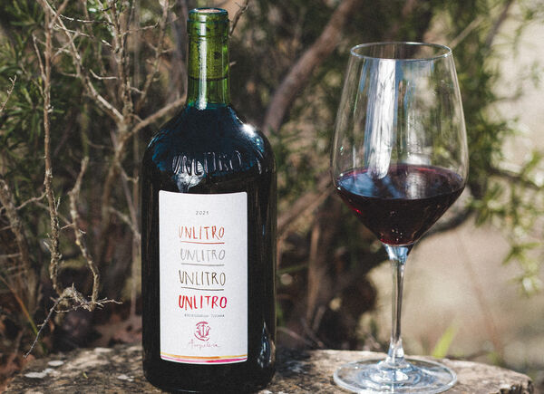 Cinque uve diverse in una bottiglia da 1000 ml: Unlitro è il blend rosso estivo di Ampeleia.