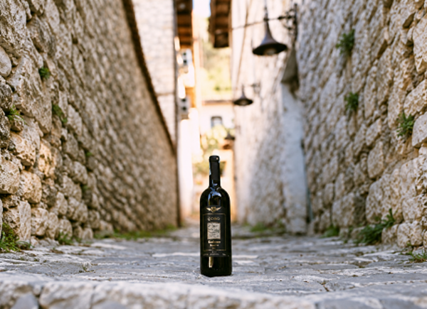I vini rossi di Çobo Winery raccontano la forza dei vigneti di Berat, la città albanese dalle mille finestre.