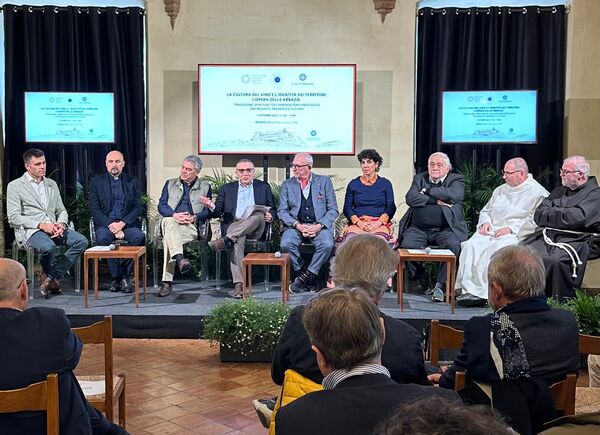 Mondo monastico, accademico e vitivinicolo al convegno organizzato da Vini d’Abbazia e Fondazione Moretti.