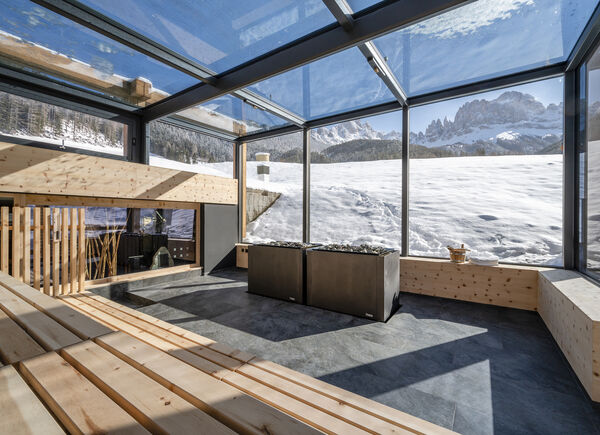 Relax in sauna con vista Catinaccio: fuga invernale tra cime e benessere al Cyprianerhof Dolomit Resort
