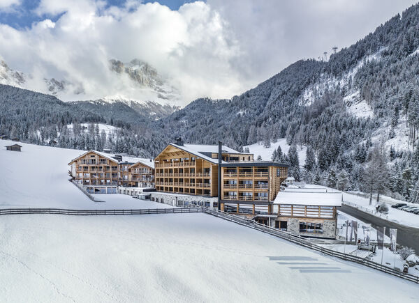 Avventure sulla neve alle pendici del Catinaccio: ciaspolate e sci-safari nelle Dolomiti dall’hotel Cyprianerhof