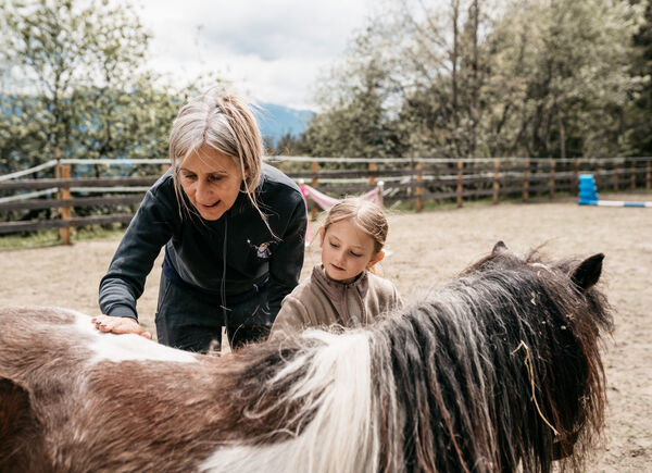 Lama-trekking, equitazione, rafting e storie attorno al falò: magiche avventure all’aria aperta all’hotel Familiamus