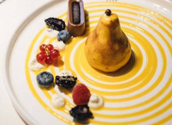 Piatti ricchi di colore e materie prime di montagna combinate con le spezie e i profumi delle terre africane. È la cucina multietnica e sensoriale dello chef Hichame El Mahi del fine dining “Anima” del Sensoria Dolomites all’Alpe di Siusi. 