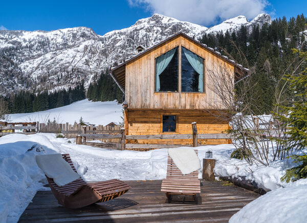 Fuga romantica a Eirl Dolomites Retreat Sappada, tra saune e natura nella privacy del tuo chalet.