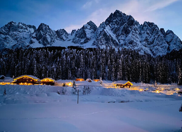 San Valentino tra le Dolomiti, una fuga d’amore negli chalet privati di Eirl Dolomites Retreat Sappada.