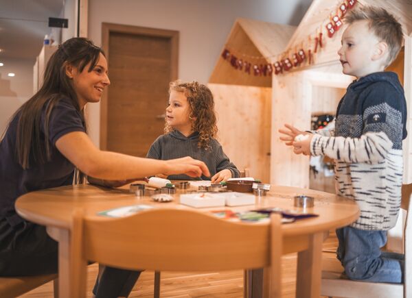 Oltre il miniclub: l’hotel 5* Familiamus trasforma la vacanza in famiglia con corsi tra sport, cucina e creatività.