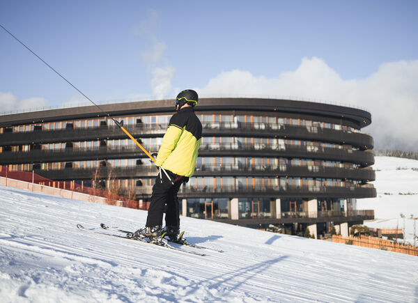 La magia dell’inverno sull’altopiano di Maranza, in Alto Adige: indimenticabili vacanze sulla neve al Familiamus tra sci, ciaspolate e giri in slitta