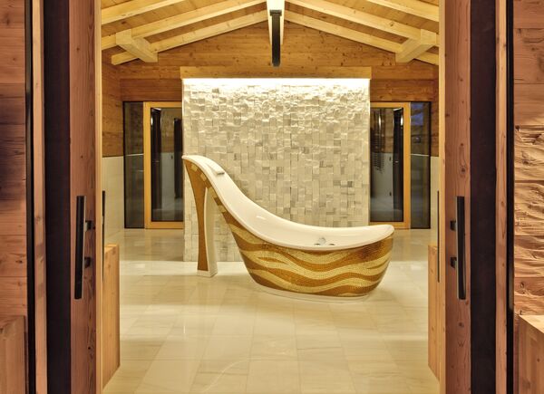 Un'opera d'arte in Alto Adige: la vasca décolleté del 5 stelle Dolomiti Wellness Hotel Fanes