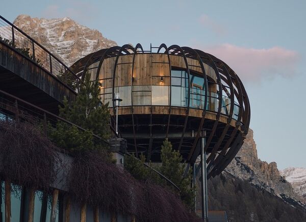 Elements, la nuova sauna girevole e sospesa del Dolomiti Wellness Hotel Fanes di San Cassiano, premiata al DNA PARIS DESIGN AWARD 2023