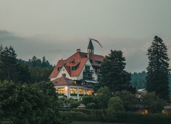 Parkhotel Holzner riapre il 27 marzo, tra Liberty alpino, sostenibilità e architettura contemporanea.