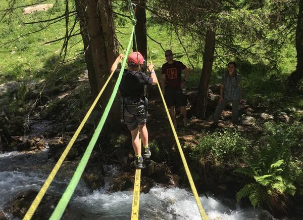 Escursione per famiglie con traversata del fiume a Terento nell’area vacanze sci & malghe Rio Pusteria.