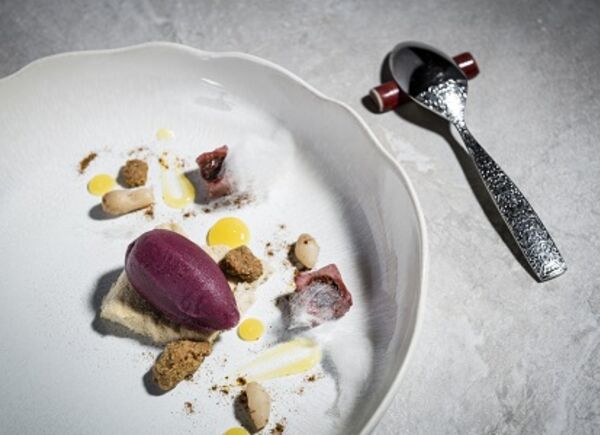 Altre forme di Vin Brûlé: Stephan Zippl rivisita la tradizionale bevanda calda a base di vino come dessert al cucchiaio.