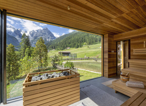 Relax con vista sulla maestosa vetta dell’Ortles nell’ampliata area wellness dell’hotel Bella Vista di Trafoi.