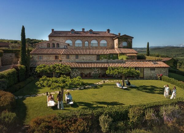Estate all’insegna di lusso, relax e sapori autentici a Hotel Le Fontanelle 5* nel cuore del Chianti Classico.