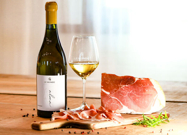 L’estate secondo Le Monde: Alma Pinot Bianco DOC incontra il prosciutto crudo di Ragogna.