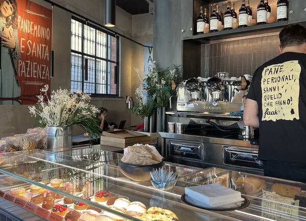 Viviana Varese inaugura Faak “Cibo e Vino a Ribellione Naturale” in via Arnaldo Brescia a Milano.