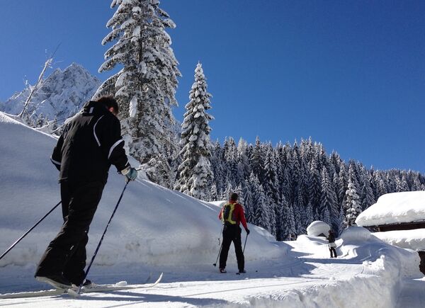 Vacanze invernali a Eirl Dolomites Retreat Sappada, attività outdoor per tutti i target.