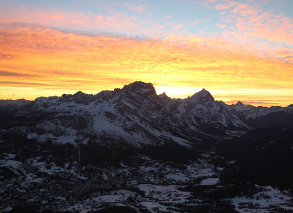 L’esperienza unica dell’alba sulle Dolomiti di Tofana e Marmolada 