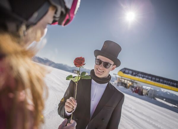 Cercasi Cavaliere sulle piste da sci: nell’area vacanze sci & malghe Rio Pusteria sono aperte le candidature per il mestiere più originale delle Alpi.