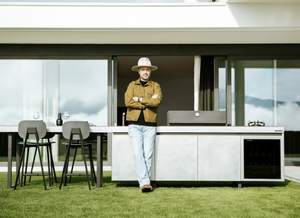 Joe Bastianich x Fògher: la nuova cucina outdoor celebra convivialità, design e passioni.