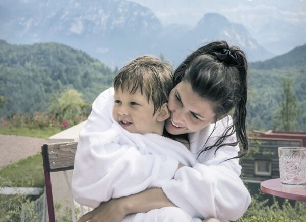 Festa della Mamma al Parkhotel Holzner: benessere e cucina stellata in un ambiente raffinato.