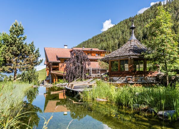 Immergere corpo e mente nella natura fiabesca dei boschi della Valle di Luson, in Alto Adige, attorno al NaturHotel Lüsnerhof dei Belvita Leading Wellnesshotels Südtirol 