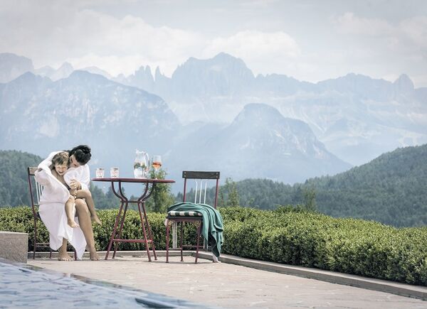 In Alto Adige i trattamenti naturali per la coppia genitore-figlio nella Family spa del Parkhotel Holzner di Soprabolzano.