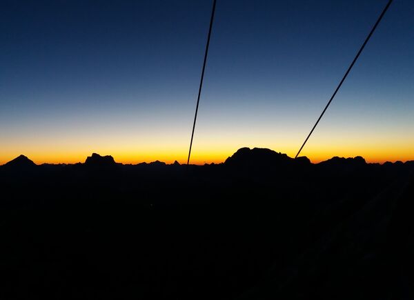 Alba dalla Regina, a 3.265 metri, uno spettacolo unico da vivere con Marmolada - Move To The Top