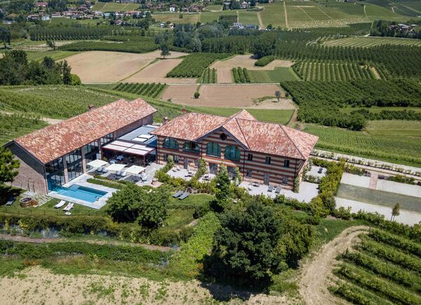 Nel cuore delle Langhe, Cascina Galarej è il wine resort 4* ideale per un'estate di relax tra i vigneti.