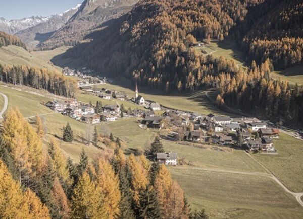 In Valle Aurina, l’autunno si vive passo dopo passo, tra foliage, Kiehkemma e sapori autentici dell’Alto Adige.