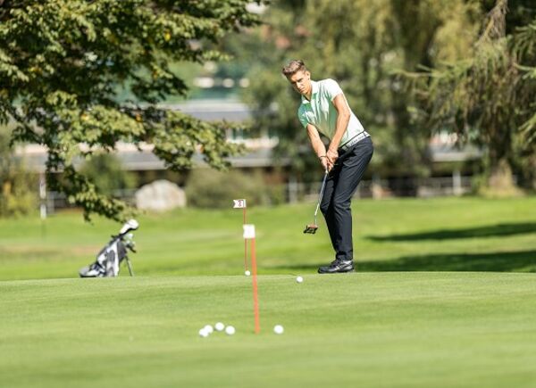“In buca” tra le montagne della val Passiria in Alto Adige o a Lazise in riva al Lago di Garda: il golf è per tutti ai Quellenhof Luxury Resorts