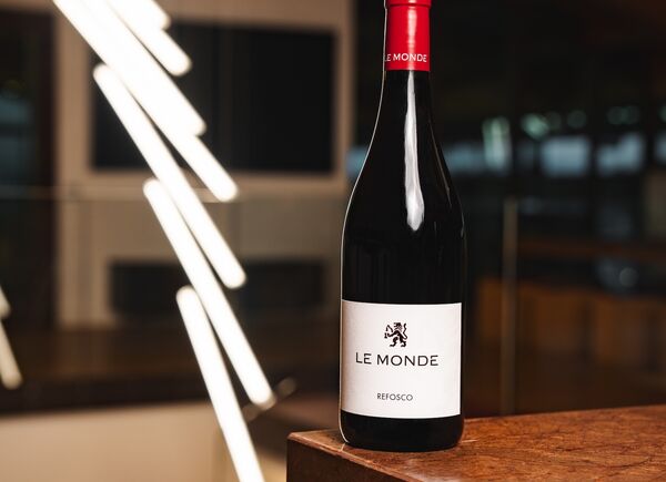 Le Monde firma due interpretazioni d’autore del Refosco: autenticità friulana tra forza e identità.