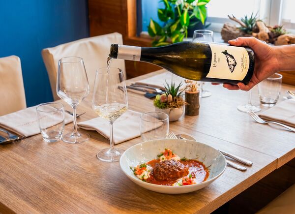 Sauvignon e raviolo di gambero rosso: l’abbinamento estivo firmato La Ponca e la Ristopescheria Il Porto di Livorno.