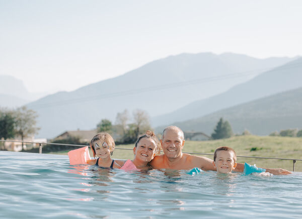 Il regno acquatico di Familiamus tra scivoli, piscine e relax con vista sulle Dolomiti.
