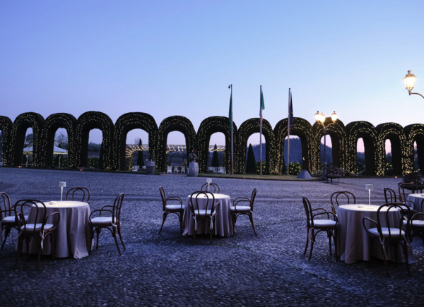 Montina, un’estate unica tra vigneti, visite guidate, picnic all’aria e arte contemporanea in Franciacorta.
