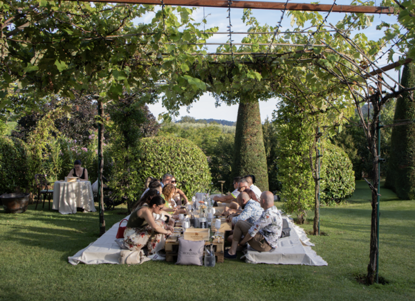Picnic in vigna, una serata di condivisione e bellezza a Montina nel cuore della Franciacorta.
