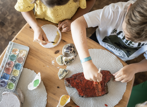 L'incanto dell'autunno nei Familienhotels Südtirol: magia, arte in natura e attività creative.