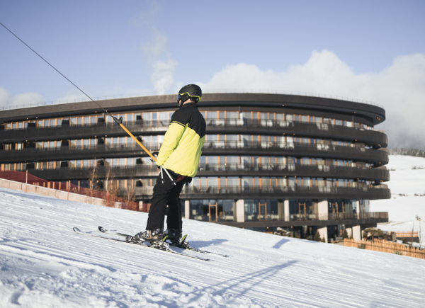 Magiche vacanze in famiglia all’hotel Familiamus: prime esperienze sulla neve per i più piccoli.