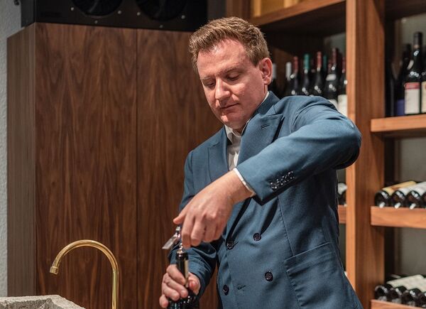 A EALA la carta vini racconta di territori e artigiani per uno speciale viaggio enogastronomico dal Lago di Garda alle aree vinicole più rinomate. 